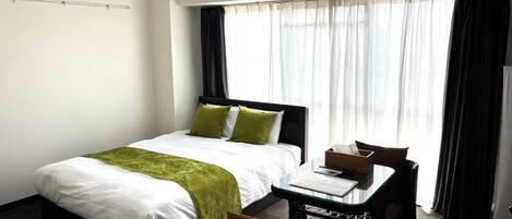 Escritorio, tabla de planchar con plancha, wifi gratis y ropa de cama