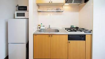 Fridge, microwave, stovetop, cookware/dishes/utensils