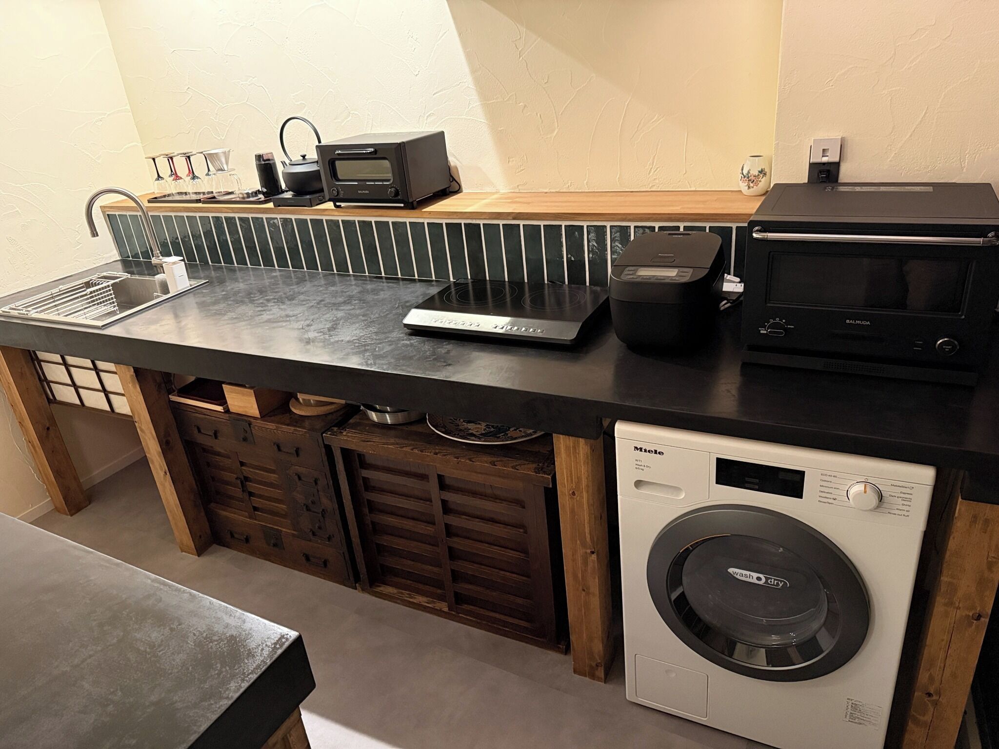 冷蔵庫、電子レンジ、コンロ、調理器具と食器