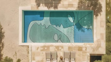 Inomhuspool och en säsongsöppen utomhuspool