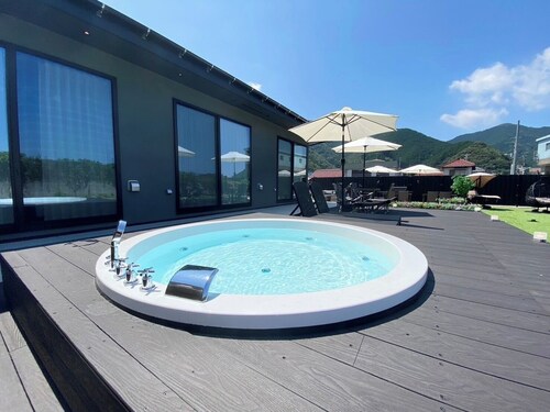 Newly built villa with garden along the sea in Nis / Kamo District Shizuoka