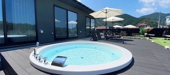 Newly built villa with garden along the sea in Nis / Kamo District Shizuoka
