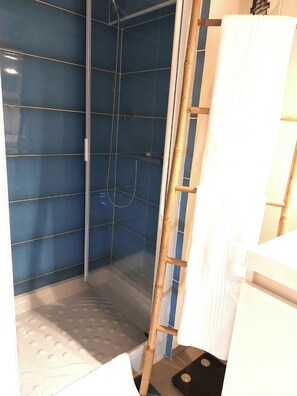 Secadora de cabello, toallas, jabón, papel de baño 