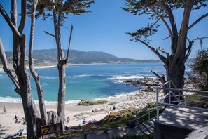 A beach with rocky terrain and a clear view of the ocean. - Cozy Rose - Carmel House - How Suite it is! (Carmel)