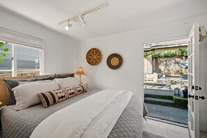 1 bedroom, iron/ironing board, Internet, bed sheets - Cozy Rose - Carmel House - How Suite it is! (Carmel)