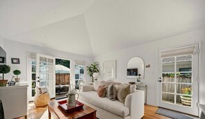 TV - Cozy Rose - Carmel House - How Suite it is! (Carmel)