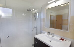 Apartment, 2 Bedrooms, Patio, Garden View | Bathroom - Umag Flat With Terrace and Garden (Umag)