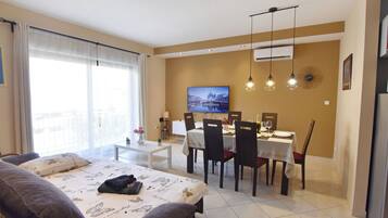 Apartment, 2 Bedrooms, Patio, Garden View | Living room