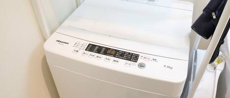 A Hisense washing machine with a digital display, control panel, and a weight capacity of 5.5kg.