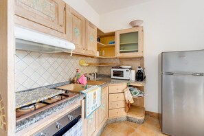 Kühlschrank, Ofen, Herdplatte, Wasserkocher mit Kaffee-/Teezubehör