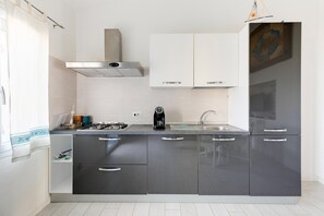 Fridge, oven, stovetop, coffee/tea maker - With private terrace, 50m from the sea (Castelsardo)
