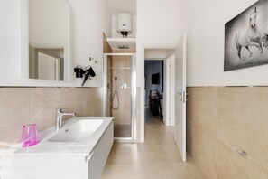 Shower, bidet - With private terrace, 50m from the sea (Castelsardo)