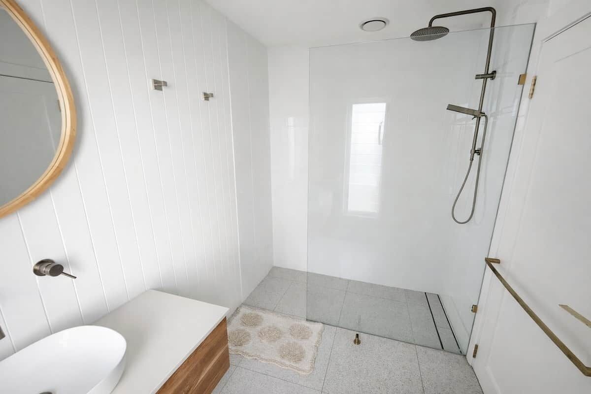 Shower, hair dryer, toilet paper