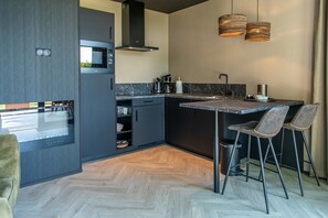 Réfrigérateur, micro-ondes, plaque de cuisson, lave-vaisselle