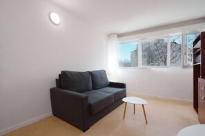 Smart TV - Scenic escape by the village rim (Agde)