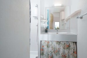 Shower - Bright area near the harbor walk (Agde)