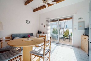 Dining - Bright area near the harbor walk (Agde)