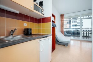 Kühlschrank, Mikrowelle, Herdplatte, Wasserkocher mit Kaffee-/Teezubehör