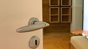 Een moderne deur met een strakke deurklink en een sleutelgat.