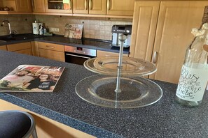 Fridge, microwave, oven, stovetop - Holiday apartment De Gruusse (Mildenau)