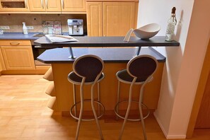 Fridge, microwave, oven, stovetop - Haus De Kleene & Gruusse in Mildenau (Mildenau)