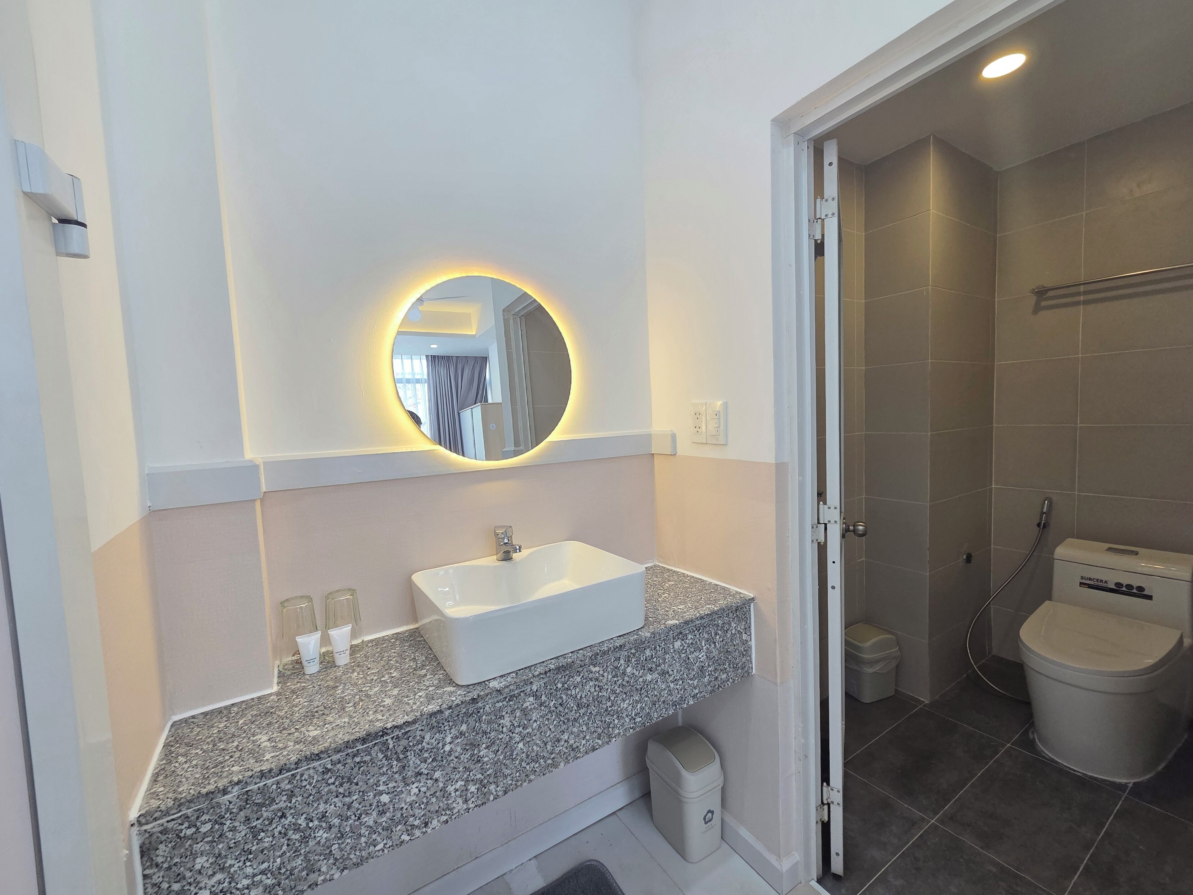 Familien-Suite | Badezimmer | Komfortbadewanne, kostenlose Toilettenartikel, Haartrockner, Bidet