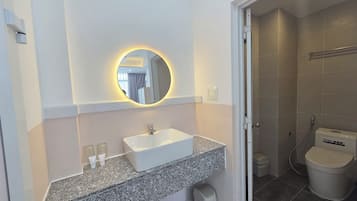 Familien-Suite | Badezimmer | Komfortbadewanne, kostenlose Toilettenartikel, Haartrockner, Bidet