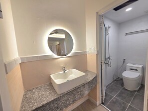 極品雙人房 | 浴室 | 吹風機、毛巾、肥皂、洗髮精