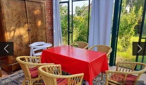Outdoor dining - Quiet vacation in large apartment near Wismar, 5 adults, 1 baby bed. Garden view (Neuburg)