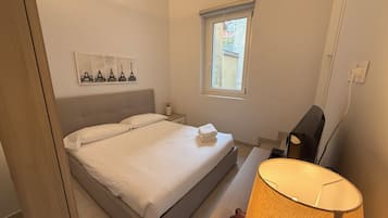 Condo Confort | Escritorio, espacio para trabajar con laptop y insonorización
