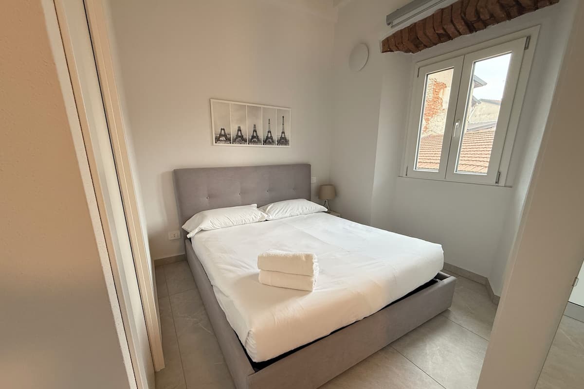 Comfort Studio | Desk, laptop workspace, soundproofing, iron/ironing board