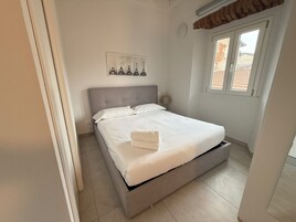 Estudio Confort | Escritorio y espacio para trabajar con un portátil