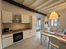 Estudio Confort | Cocina privada | Frigorífico, horno, placa de cocina y utensilios de cocina