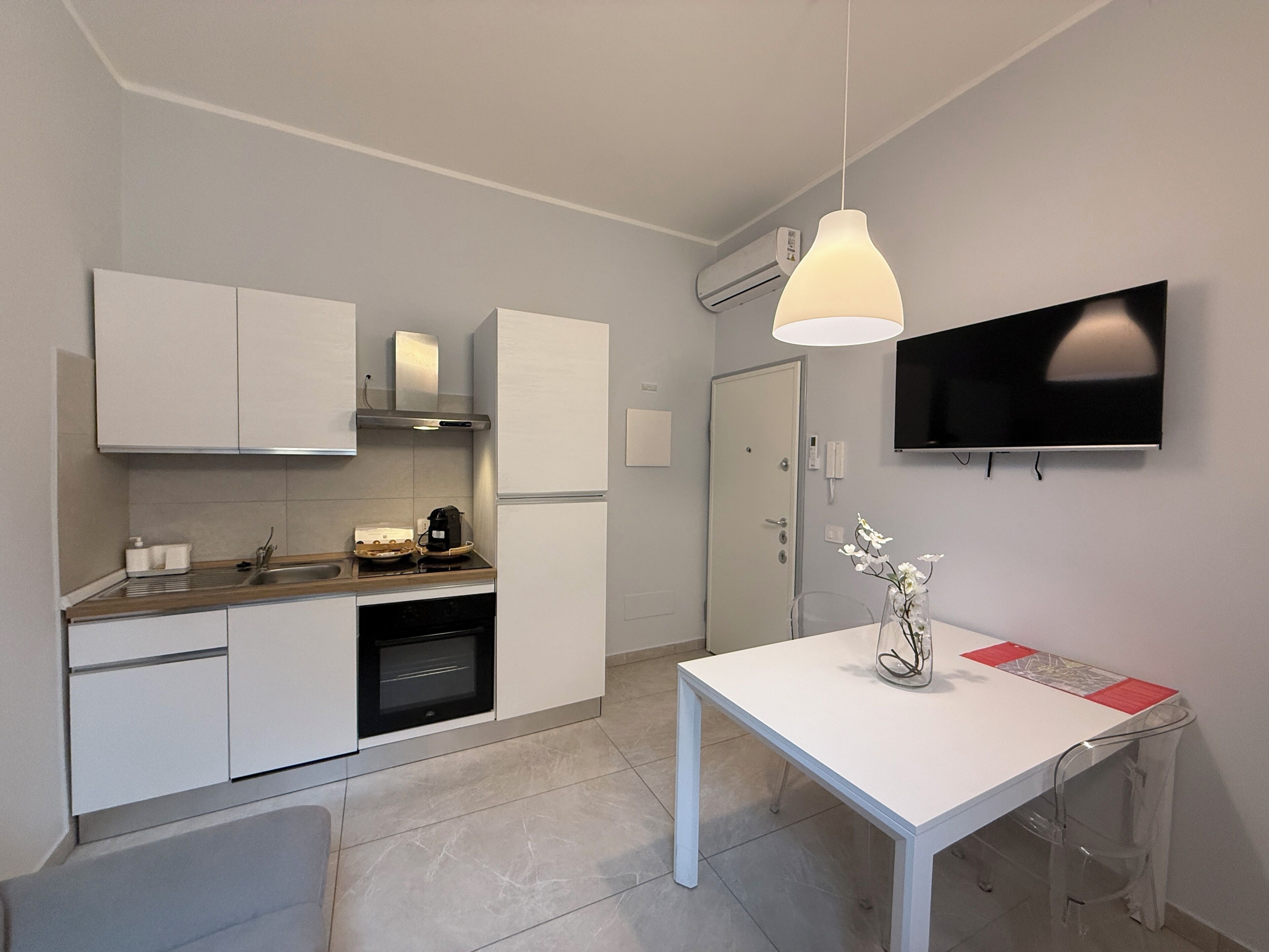 Refrigerador, horno, placa de cocina, utensilios de cocina