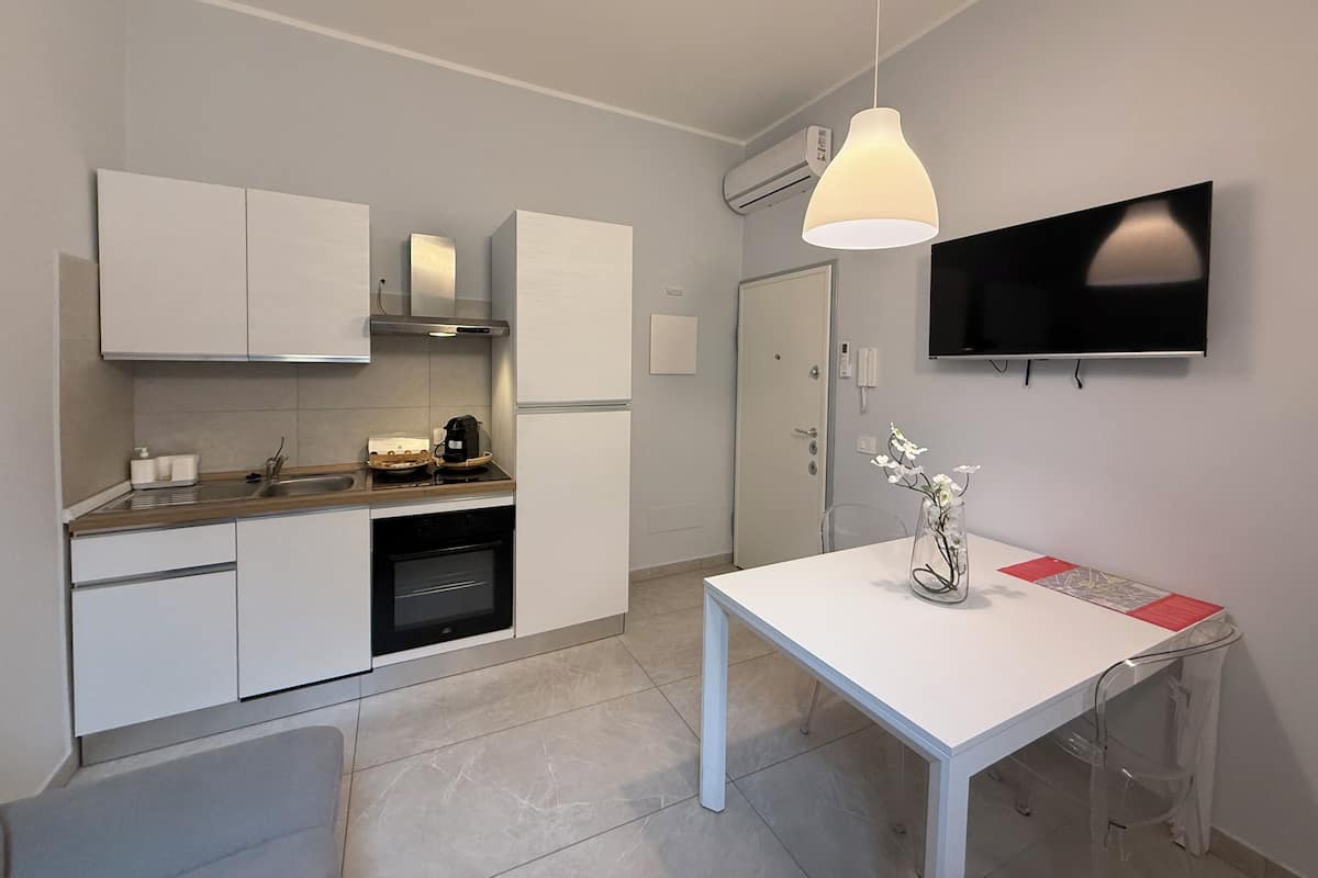 Comfort Condo | Private kitchen | Fridge, oven, stovetop, cookware/dishes/utensils