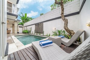 Outdoor pool, pool loungers - Q LE Villas (Seminyak)