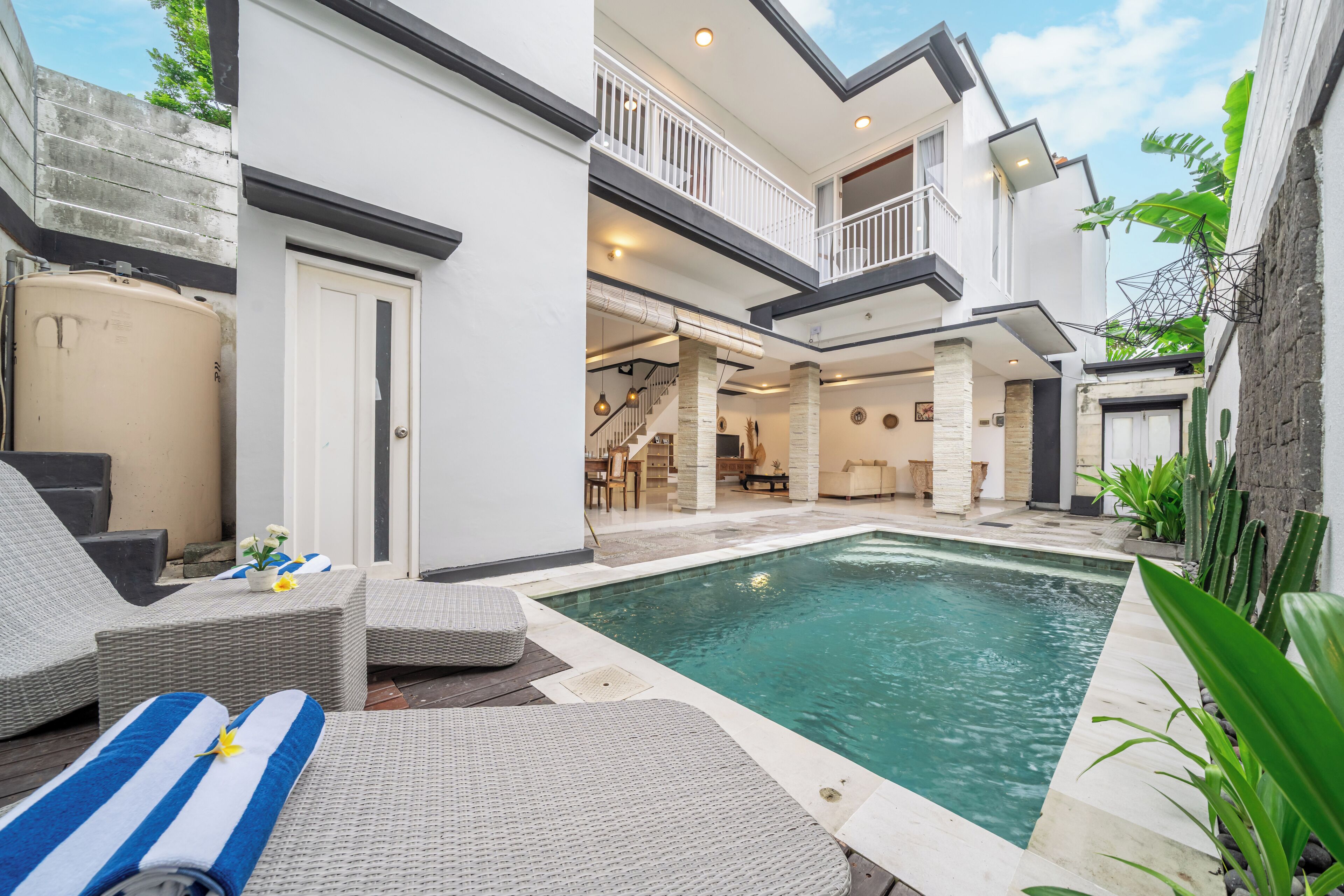 Piscina a l'aire lliure i gandules 