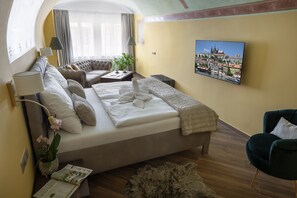 1 bedroom, iron/ironing board, Internet, bed sheets - Deluxe 1‑BR Apartment Sleeps 3– Historic Palace, Heart of Prague (Prague)