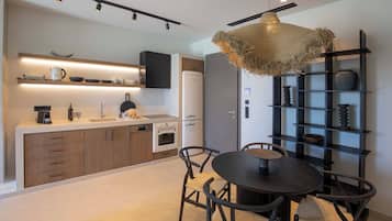 Fridge, oven, stovetop, dishwasher