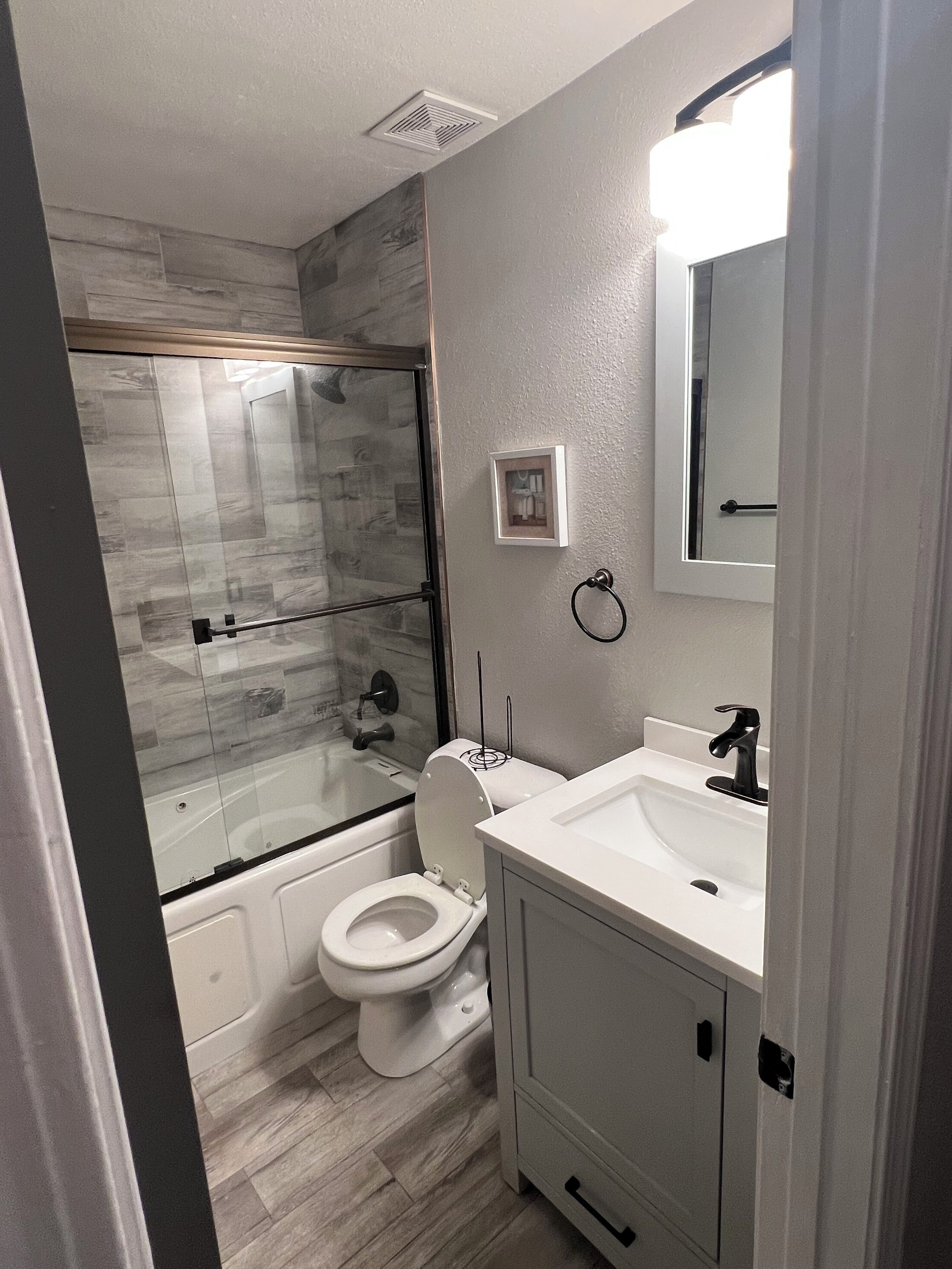 ヘアドライヤー、タオル、石鹸、トイレットペーパー