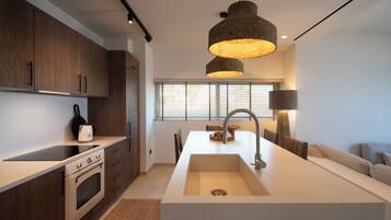 Fridge, oven, stovetop, dishwasher