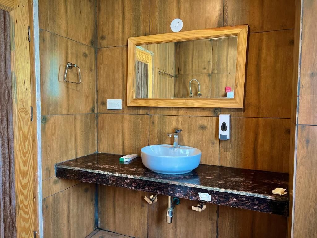 Ducha, toallas, jabón, shampoo