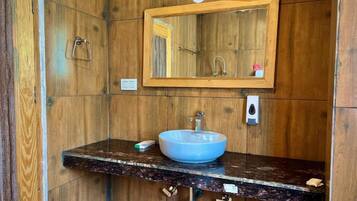 Ducha, toallas, jabón, shampoo