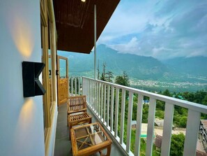 高级双人房, 阳台, 山景 | 办公桌、免费 WiFi、床单