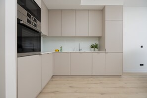 Een koelkast, een magnetron, een oven, een kookplaat