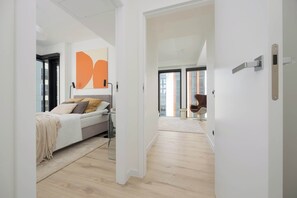 2 slaapkamers, een bureau, een strijkplank/strijkijzer, reisbedje