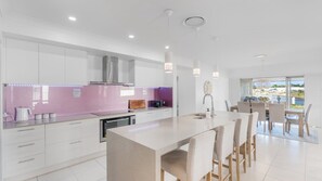 Microwave, oven, stovetop, dishwasher - Waters Edge, TOP NOTCH (BANKSIA BEACH)