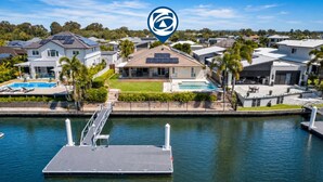 Zona residencial con casas, piscina y muelle.