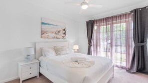 4 bedrooms, iron/ironing board, Internet, bed sheets - Waters Edge, TOP NOTCH (BANKSIA BEACH)
