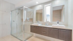 Shower - Waters Edge, TOP NOTCH (BANKSIA BEACH)